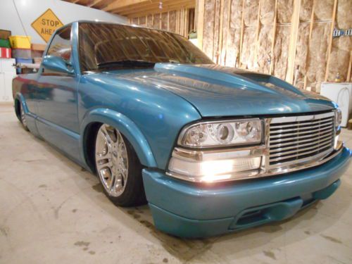 1998 chevy s10 show truck  only 30k orig miles bagged lowered 2.2l 5 speed
