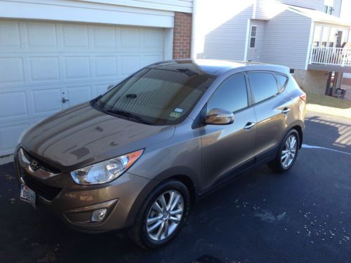 2011 hyundai tucson gls sport utility 4-door 2.4l great condition fully loaded