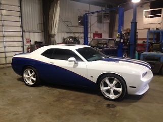 2012 dodge challenger r/t coupe 2-door 5.7l