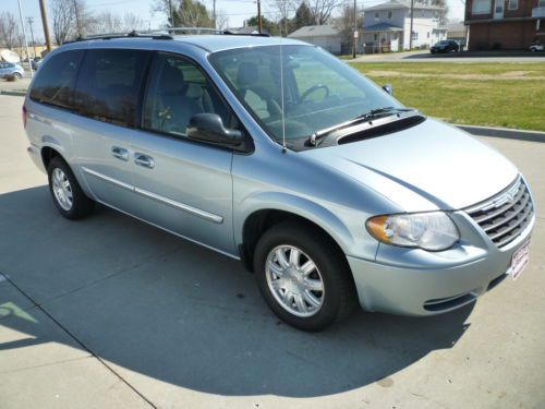 2005 chrysler town and country touring rear entertainment nice!