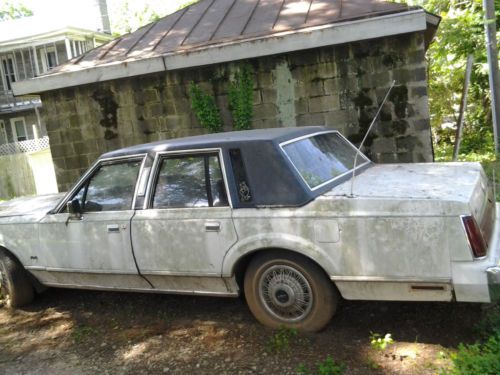 1986 Lincoln Town Car Base Sedan 4-Door 5.0L, image 2