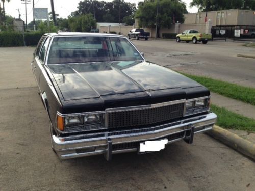 1977 chevrolet caprice classic sedan 4-door 5.0l