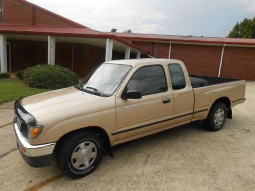 1995 toyota tacoma 2wd xtra cab (super nice yota!