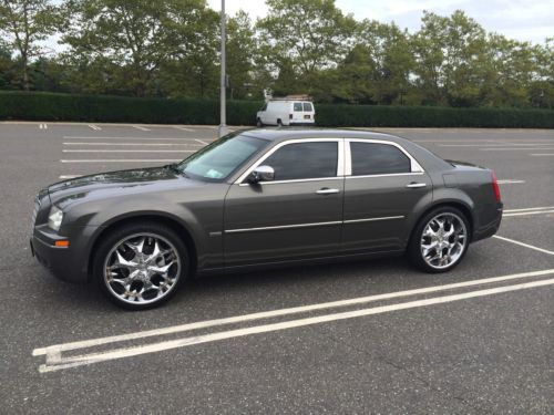 2010 chrysler 300 metallic green touring signature sedan, mint condition!