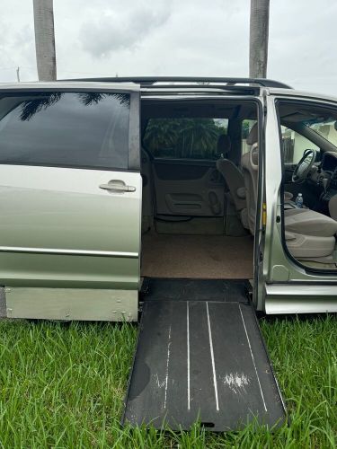 2004 toyota sienna ce