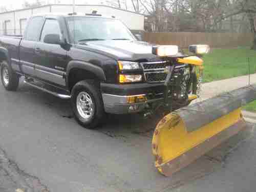 2005 Chevrolet 2500hd Ex cab short bed with Fisher 8' Minute Mount 2 plow, image 2