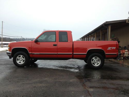 5.7 v-8 auto od push button 4x4 loaded  garage kept no rust very nice truck