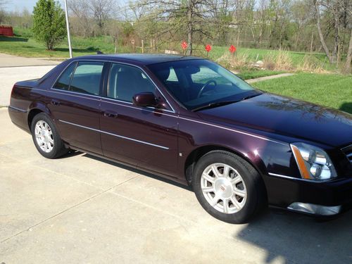 2009 cadillac dts platinum sedan 4-door 4.6l....loaded....low reserve