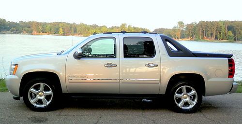 2010 chevrolet avalanche ltz nav dvd roof leather 40k miles park assist warranty