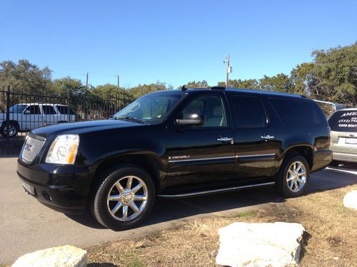 2007 gmc denali 6,2l, 8 passanger, all options low miles garage kept dr owned