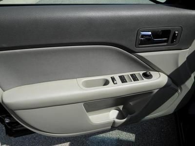 SE 2.5L CD 6 Speakers AM/FM radio MP3 decoder Radio data system Air Conditioning, image 31