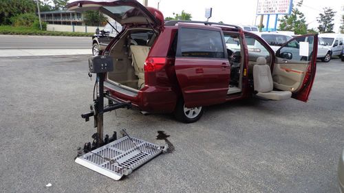 2006 toyota sienna xle mini passenger van 5-door 3.3l. handicap accessible van