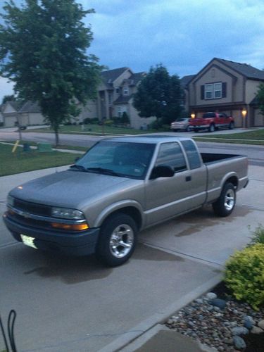 Very clean 02' extended cab chevy s10 w/super low miles!