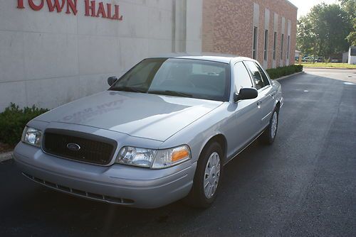 2006 Ford Crown Victoria Police Interceptor Sedan 4-Door 4.6L, image 3