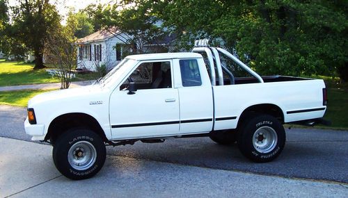 Classic! vintage 1986 nissan 4x4 720,4 wheel drive pickup truck, z24 mpg-offroad