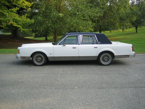 1989 lincoln town car signature se sedan 4-door 5.0l
