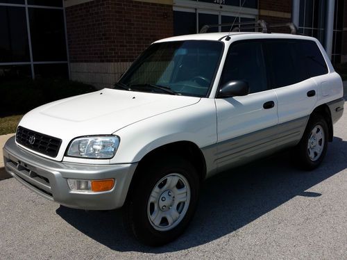 2000 toyota rav4  sport utility 4-door 2.0l,  like new