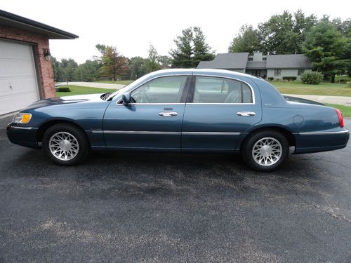 2001 lincoln town car signature sedan 4-door 4.6l - no reserve - one owner