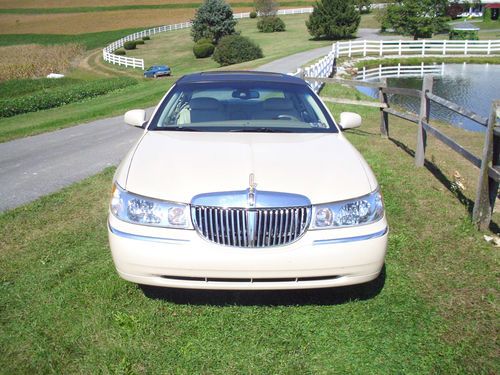 2002 Lincoln Town Car Cartier L Sedan 4-Door 4.6L, image 2