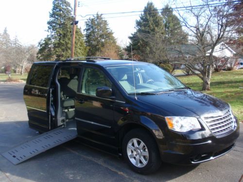 2010 chrysler town &amp; country touring braun conversion! handicap wheelchair van!!