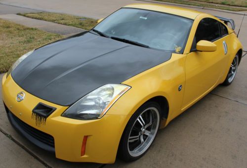 2005 nissan 350z base coupe 2-door 3.5l with carbon fiber hood &amp; spoiler