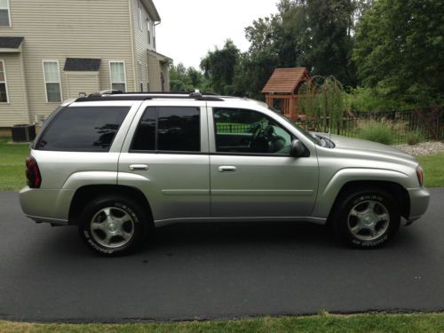 2006 chevy trailblazer v8- fully loaded w/navigation