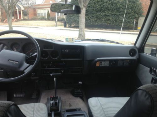 White 1989 Toyota Land Cruiser FJ 62 good condition, image 2