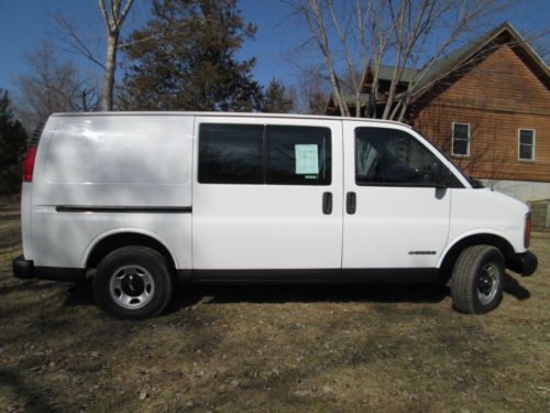 Chevy 3500/1 ton express cargo van box truck 5.7 v8 runs great ready to work!!!!