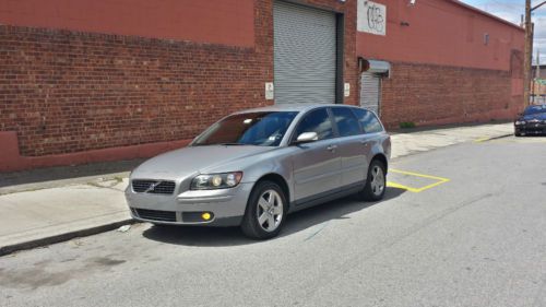 2005 volvo v50 t5 awd 2 owner no accidents fresh maintenance  ----no reserve----