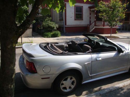 2000 ford mustang base convertible 2-door 3.8l