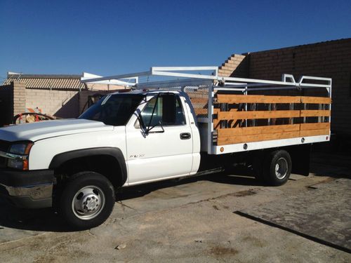 2005 chevrolet 3500 stakebed with thieman lift gate