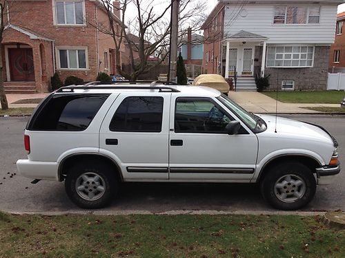 Chevrolet blazer 2000 (white) must see great condition