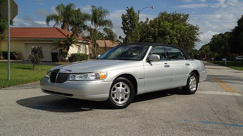 2000 lincoln town car signature touring sedan, showroom no reserve