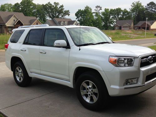 2013 4wd toyota 4runner sr5 blizzard pearl/black leather, navigation, 2400 miles