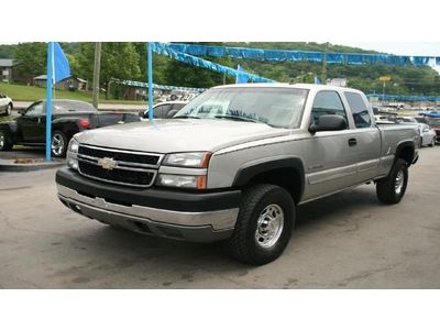 8.1L CD Ext Cab 4X4 LS Dual Climate Control Steering Wheel Controls Bedliner, image 5