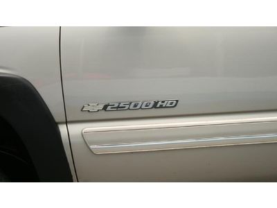 8.1L CD Ext Cab 4X4 LS Dual Climate Control Steering Wheel Controls Bedliner, image 7