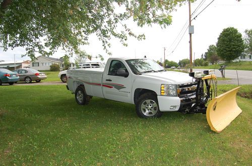 2008 chevy silverado z71 truck only 18,000 miles w/ brand new fisher min. plow