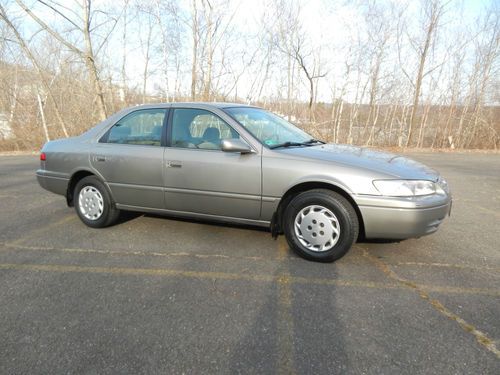 1997 toyota camry le sedan 4-door  4 cyl 2.2l no reserve low mileage perfect car