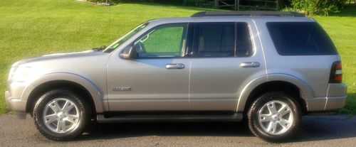 Wow!!&gt;  2008 ford explorer (xlt) awesome condition!!!