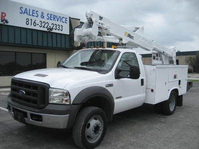 2005 ford f-550 4x2 bucket truck - altec 42' working ht.