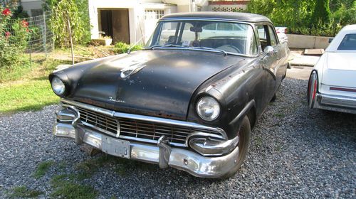 1956  ford fairlane club sedan 2 door needs restoring plus 312 v8 extra engine