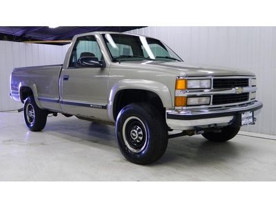 We finance, we ship, 4wd, one owner, 5.7l v8 vortec, bed liner, regular cab