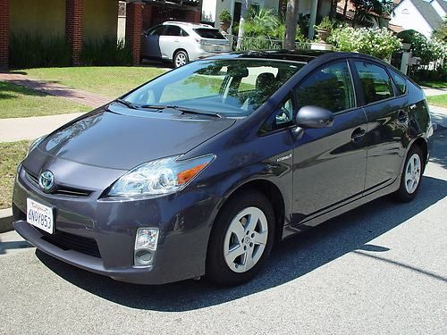 2010 toyota prius 4 premium, only 19k miles, solar roof w navigation, leather!!!