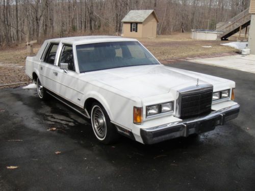 1989 Lincoln Town Car Base Sedan 4-Door 5.0L, image 2
