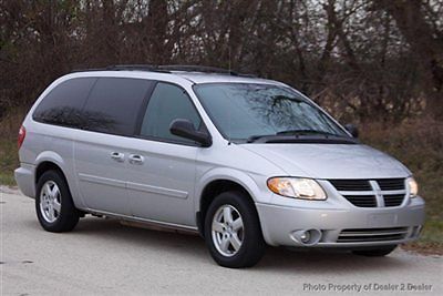 2005 dodge grand caravan sxt pwr doors / video system / sto n go/ 3rd row  / dvd