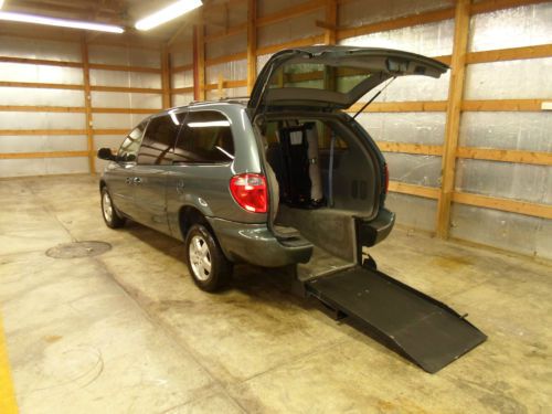 2006 dodge grand caravan wheelchair handicap van