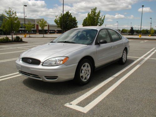 2004 ford taurus se sedan 4-door 3.0l low mileage, excellent condition.