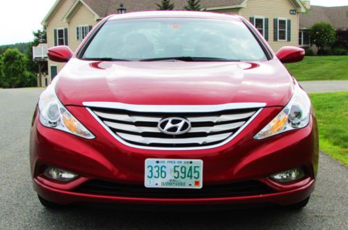 2013 beautiful ruby red sonata w/ navigation