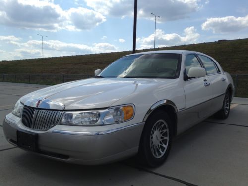 2001 lincoln town car signature 4 dr sedan white excellent condition *low miles*