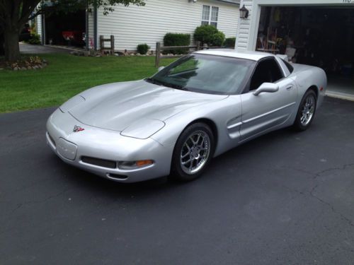 2000 chevrolet corvette base hatchback 2-door 5.7l